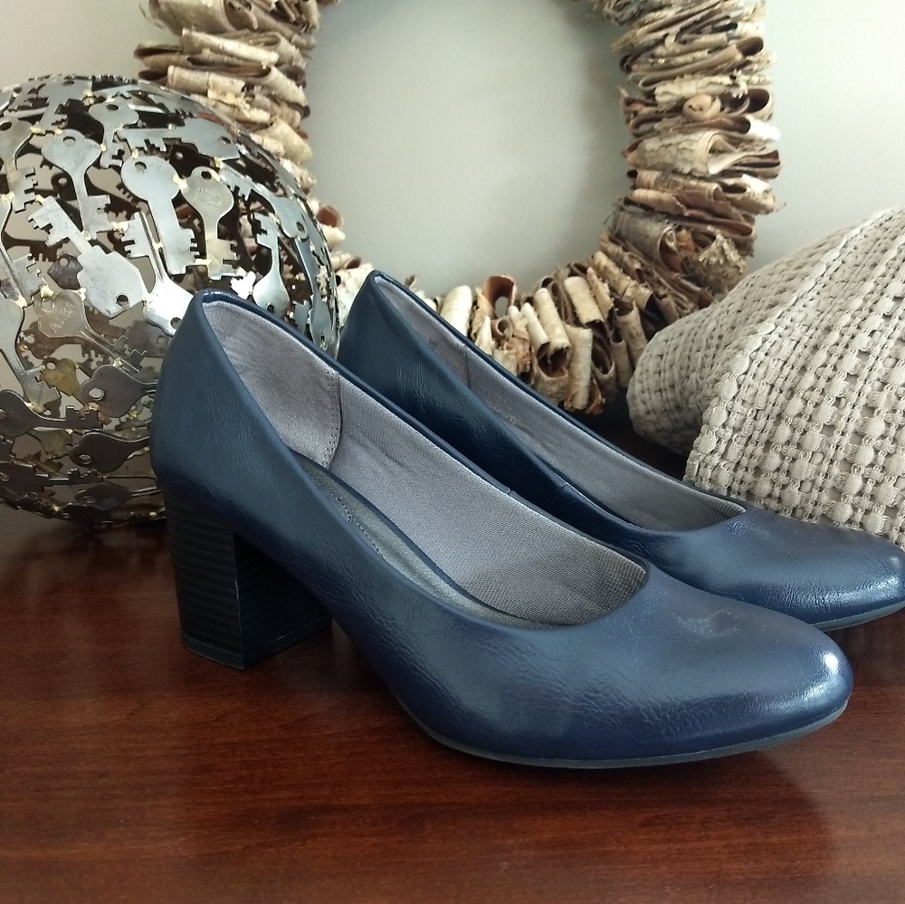 Navy heels
